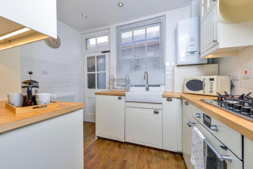 Victorian Townhouse - Stamford Centre - 2 Big Bedrooms, Living Room Kitchen Etc Tastefully Decorated Экстерьер фото